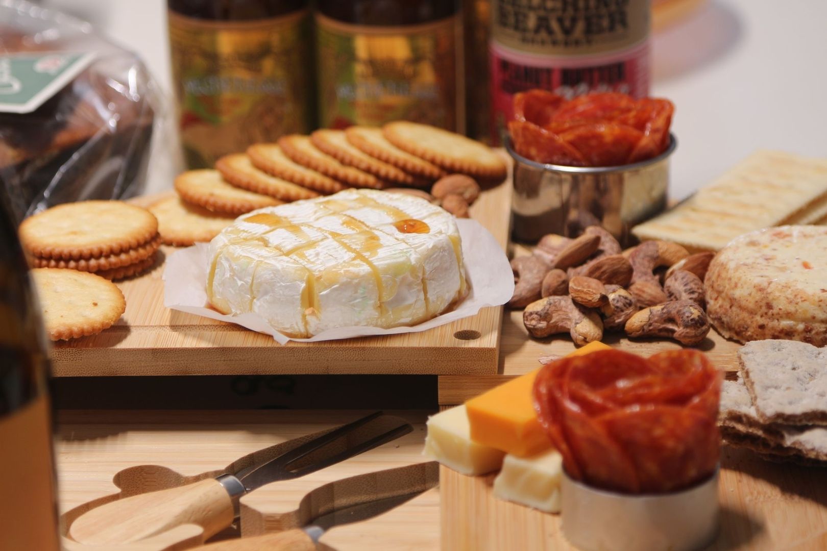 Ostbricka med brie, kex, nötter och charkuterier